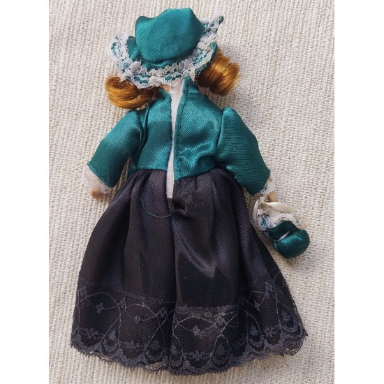 Boneca Knightsbridge Dolls, Porcelana, Rosto e Mãos Articuláveis em Biscuit Porcelana, Importada, Vestido Verde e Preto